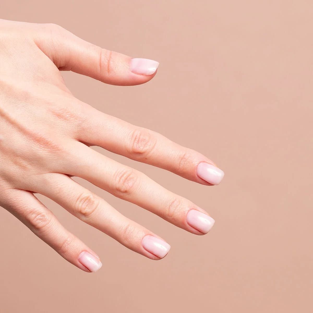 Manucure nude avec base semi-permanente Semilac Milky Pink