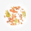 Pétales pastel dans des nuances dorées et orangées Flower Flakes Golden Sunset de Semilac étalés pour un effet floral naturel sur les ongles.