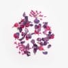 Pétales violets Flower Flakes Wild Orchid de Semilac étalés pour un effet floral naturel sur les ongles.