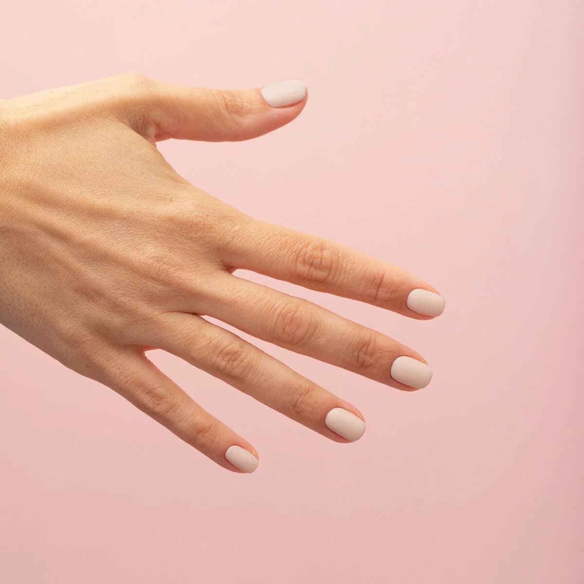 Manucure avec le Vernis semi-permanent 929 Barely Butter de Semilac