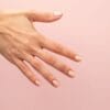 Manucure avec le vernis semi-permanent 930 Sunny Dots de Semilac
