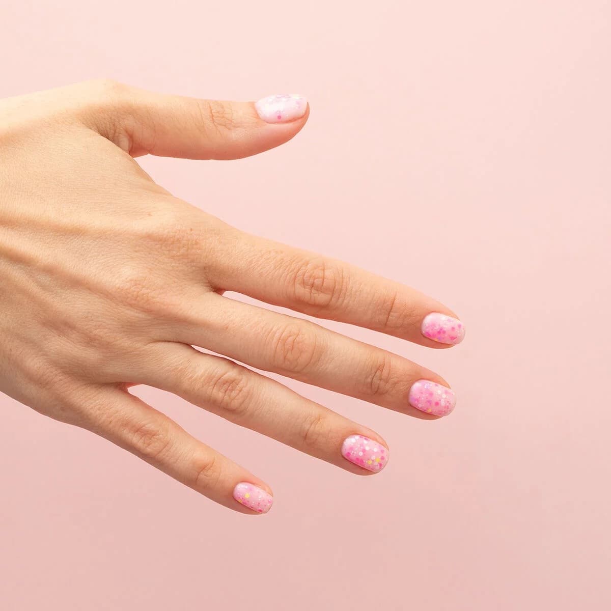 Manucure avec le vernis semi-permanent 931 Festival Vibes de Semilac