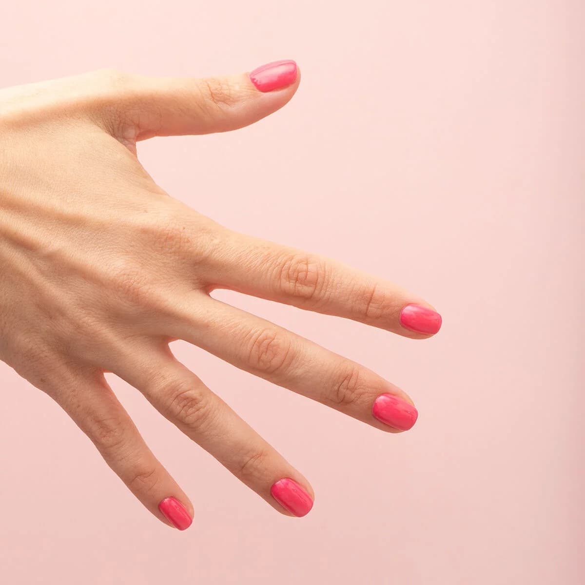 Manucure avec le vernis semi-permanent 936 Magenta Ticket de Semilac