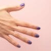 Manucure avec le vernis semi-permanent 937 Midnight Fever de Semilac