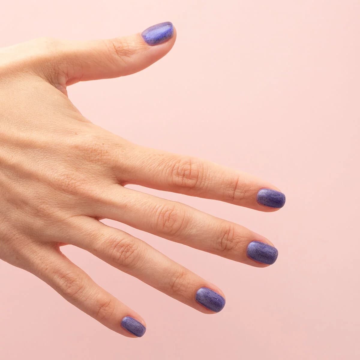 Manucure avec le vernis semi-permanent 937 Midnight Fever de Semilac