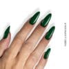 Le Vernis Vert Sapin Profond 1929 Paint It Green de GEL.IT.UP appliqué sur des ongles. Illustration du rendu porté.