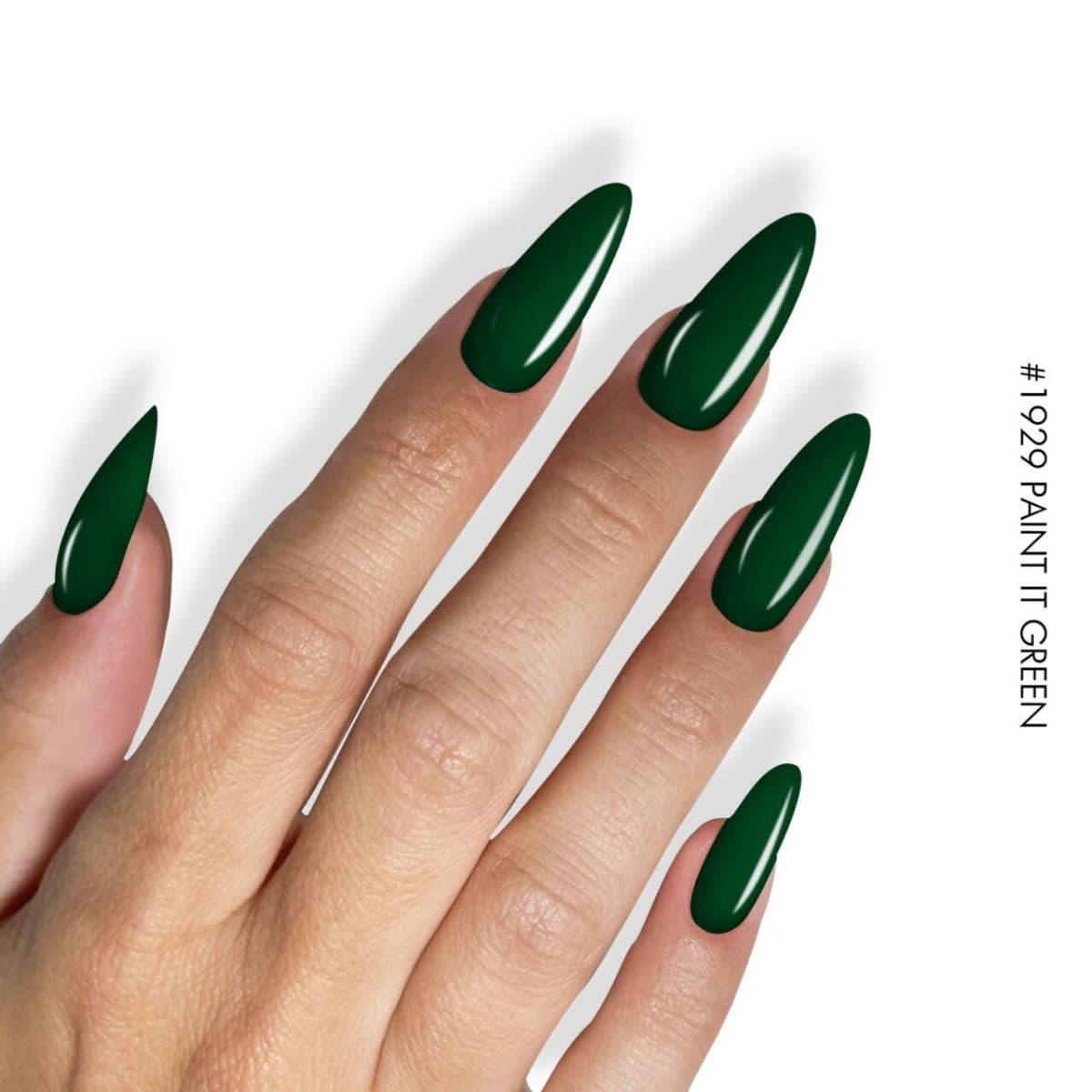 Le Vernis Vert Sapin Profond 1929 Paint It Green de GEL.IT.UP appliqué sur des ongles. Illustration du rendu porté.