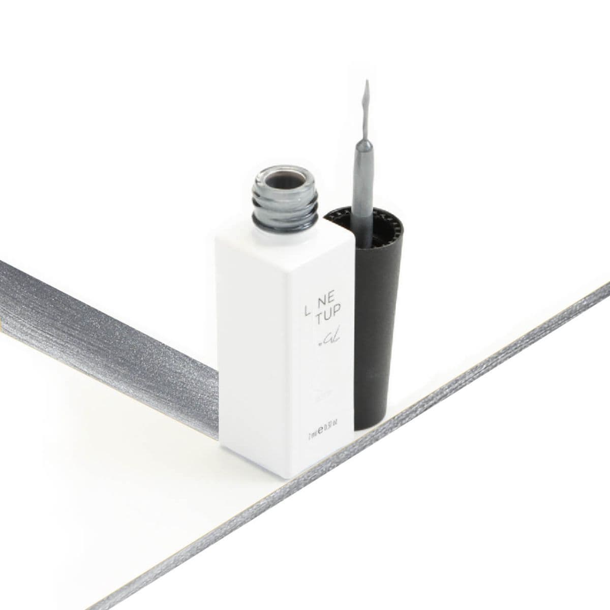 Gel Liner Silver Argent GEL.IT.UP utilisé pour tracer un sourire de French Manucure parfait sur un ongle.
