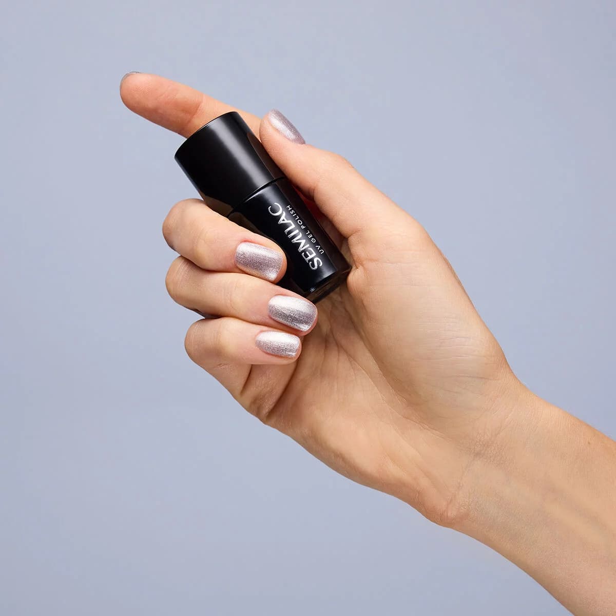 Flacon et manucure du Vernis Semi-Permanent 951 Silver Magnetic. Une couleur cat-eye argent métallisé.