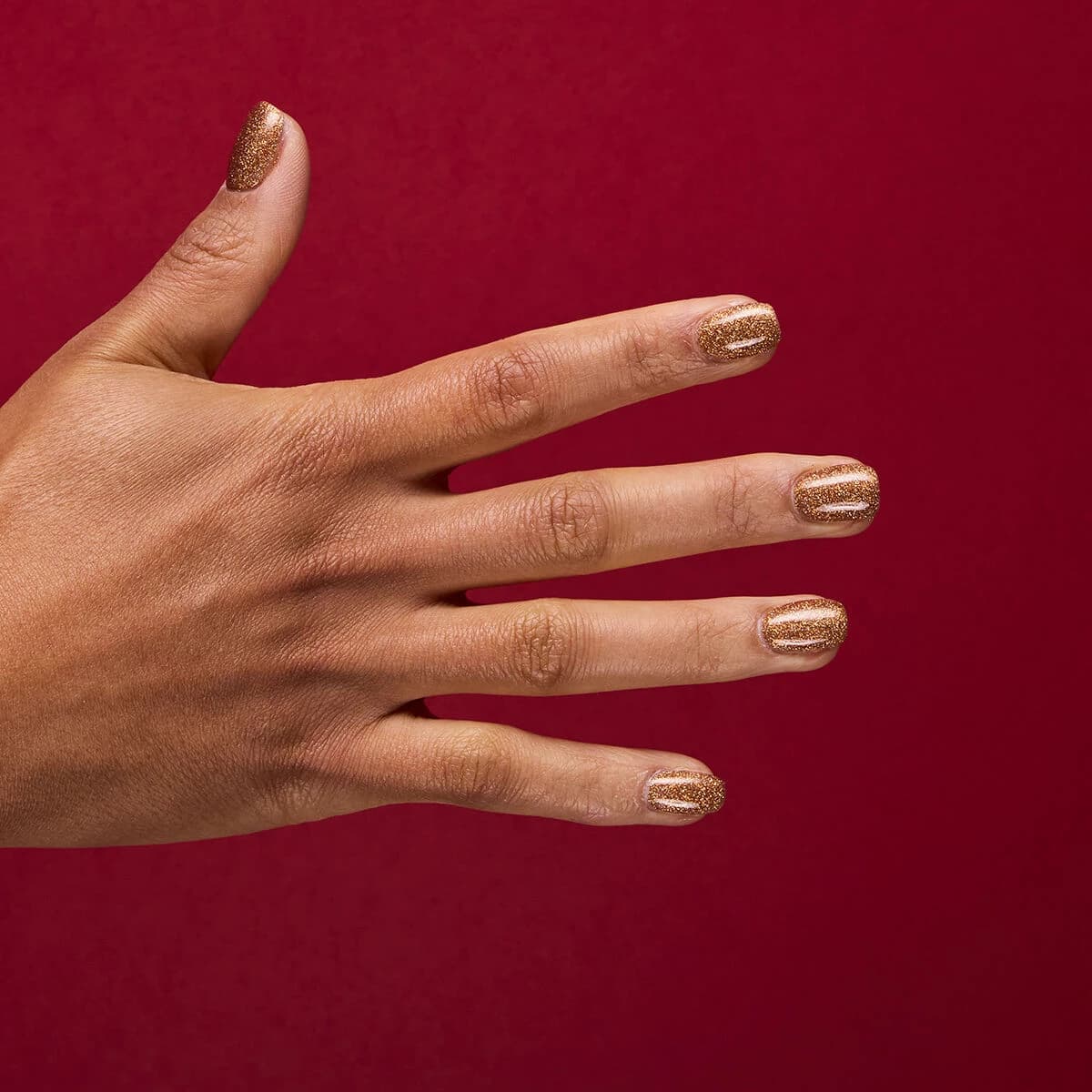 Manucure avec le Semilac – Vernis semi-permanent 956 Vintage Gold. c’est un doré intense façon or liquide, sublimé par un effet holographique sophistiqué.