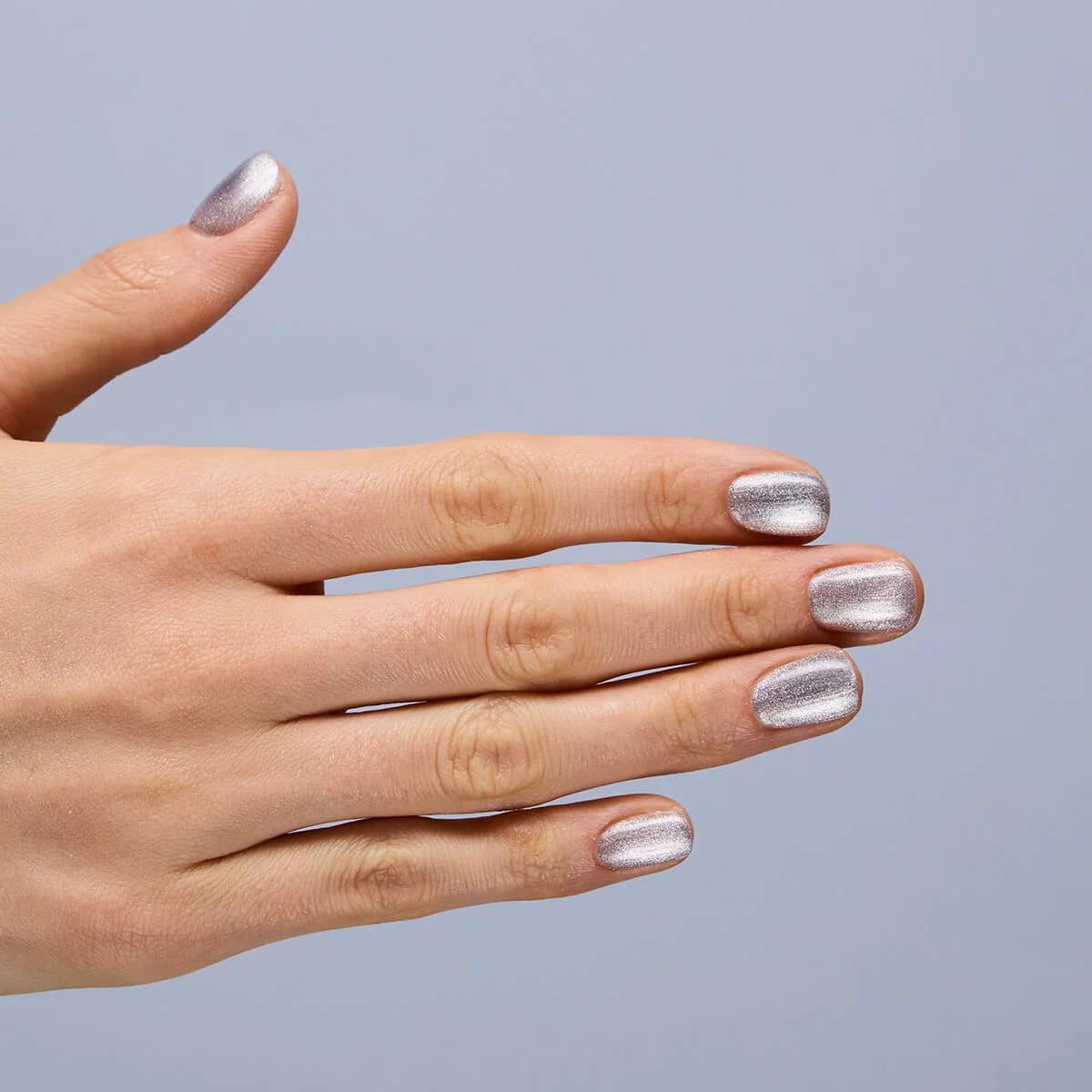 Manucure du Vernis Semi-Permanent 951 Silver Magnetic, une couleur argentée magnétique pour créer l'effet tendance «Silver Glass Cat Eye».