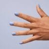 Manucure avec le Semilac – Vernis semi-permanent 952 Frosty Glaze. Un bleu clair irisé.