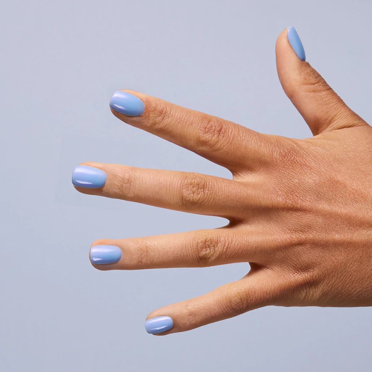 Manucure avec le Semilac – Vernis semi-permanent 952 Frosty Glaze. Un bleu clair irisé.