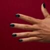 Manucure du Vernis Semi-Permanent 957 Jelly Green de Semilac. Un vernis gel UV semi-transparent vert avec un effet jelly.