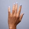 Pose du Semilac – Vernis semi-permanent 952 Frosty Glaze. Un bleu clair irisé.