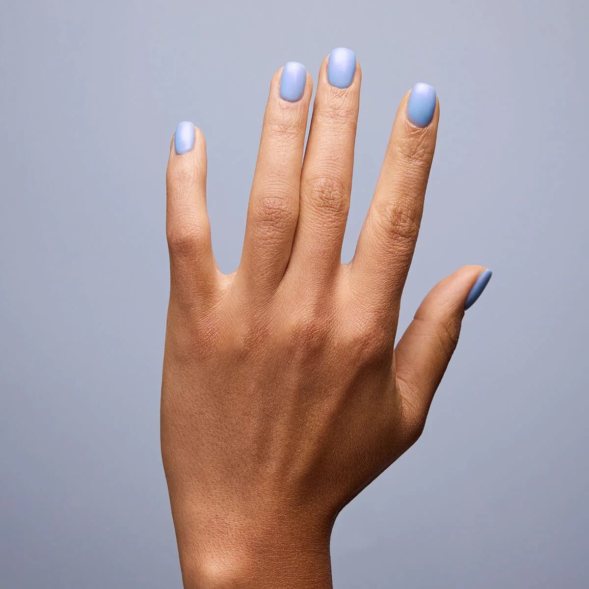 Pose du Semilac – Vernis semi-permanent 952 Frosty Glaze. Un bleu clair irisé.