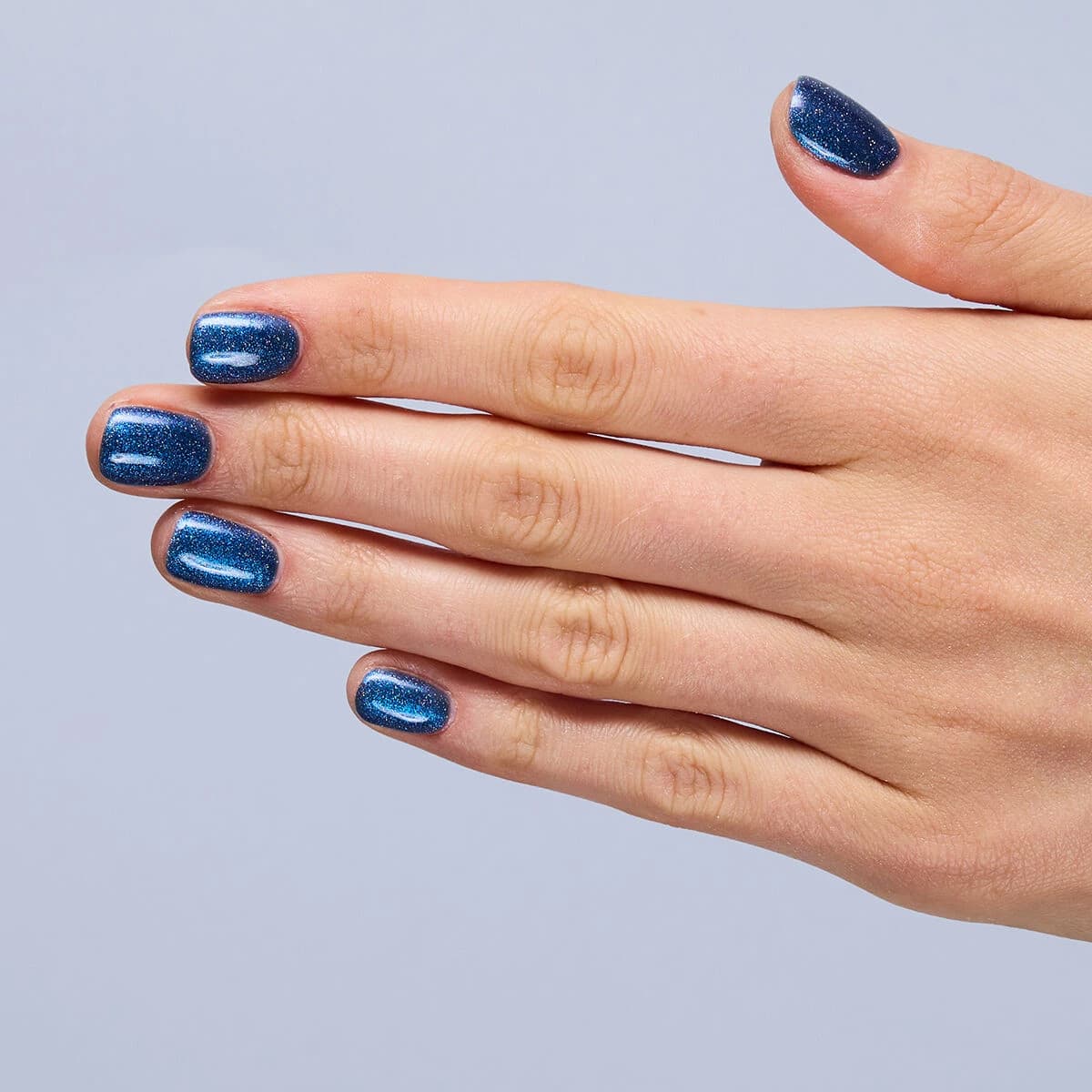 Manucure avec le Vernis semi-permanent 953 Mystery Blue de Semilac. Un bleu marine profond aux reflets irisés changeants.