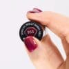 Swatch du vernis semi-permanent 955 Holly Berry Red de semilac, un rouge magnétique foncé.