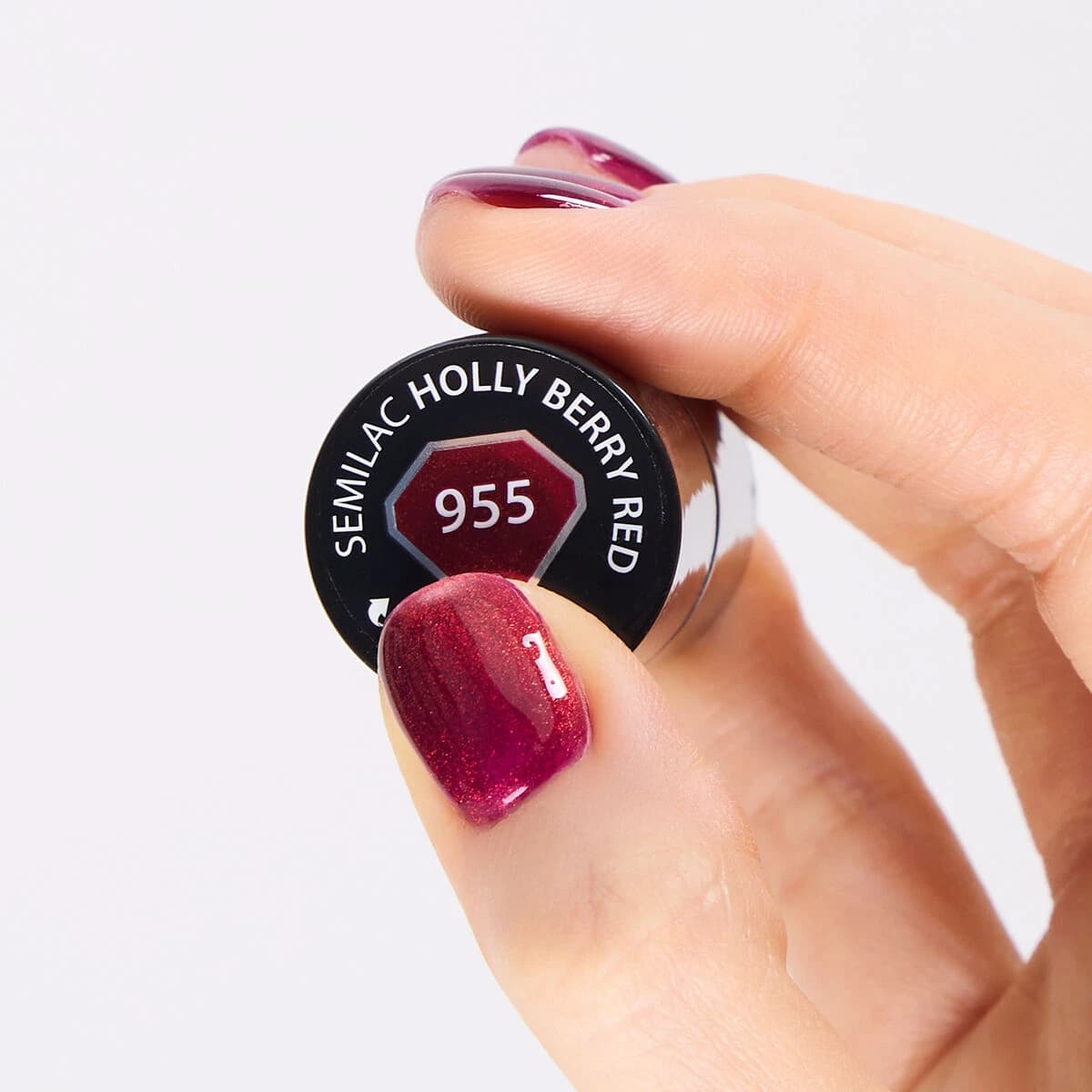 Swatch du vernis semi-permanent 955 Holly Berry Red de semilac, un rouge magnétique foncé.