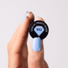 Swatch du Semilac – Vernis semi-permanent 952 Frosty Glaze. Un bleu clair irisé.