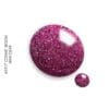 Swatch du Vernis Semi-Permanent Fuchsia Pailleté 2517 Cosmic Bloom Semi Clear. Une teinte intense avec des paillettes extrêmement denses et très fines.