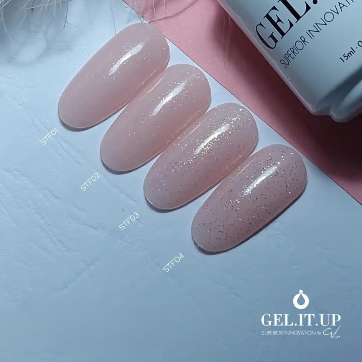 Nuancier de la collection de top non wipe Shimmer de GELITUP. 4 finitions transparentes avec des paillettes or de la plus subtile à la plus dense en particules dorées.