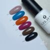 Nuanciers de la collection Shimmer Color de GEL.IT.UP. Un nude, un bleu, un orangé, un magenta foncé, un brun, un noir enrichis de fines paillettes pour un effet subtilement irisé.