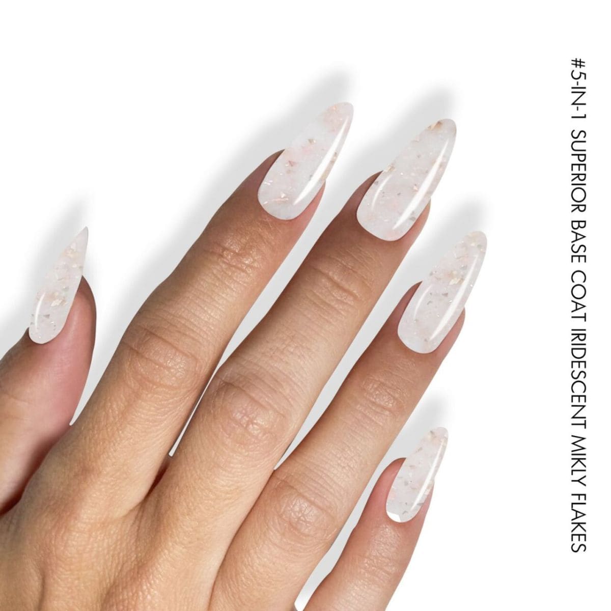 Manucure avec la 5-en-1 Superior Base Coat - Iridescent Milky Flakes de GEL.IT.UP. Une rubber base laiteuse avec des particules roses et dorées.