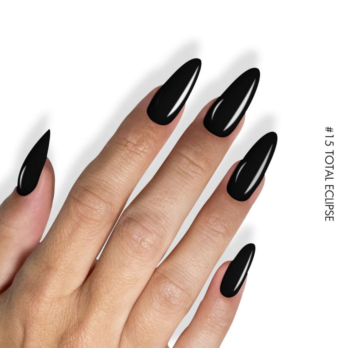 Manucure avec le GEL.IT.UP Vernis semi-permanent 15 Total Eclipse – 11ml , un noir absolu.