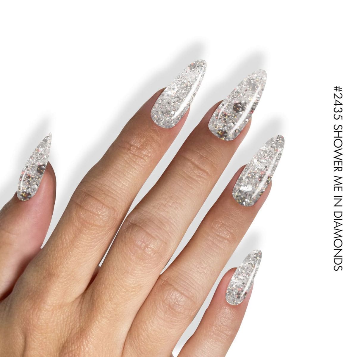 Manucure avec le GEL.IT.UP - Vernis semi-permanent 2435 Shower Me in Diamonds, un argent paillettes holo intenses.