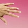 Manucure avec le Vernis semi-permanent Semilac 960 Pink Glazed, un semi-transparent rose-perlé pour des Glazed Nails.