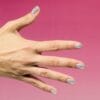 Manucure avec le Vernis semi-permanent Semilac 961 Magnetic Flash, un semi-transparent argenté avec des paillettes reflectives.