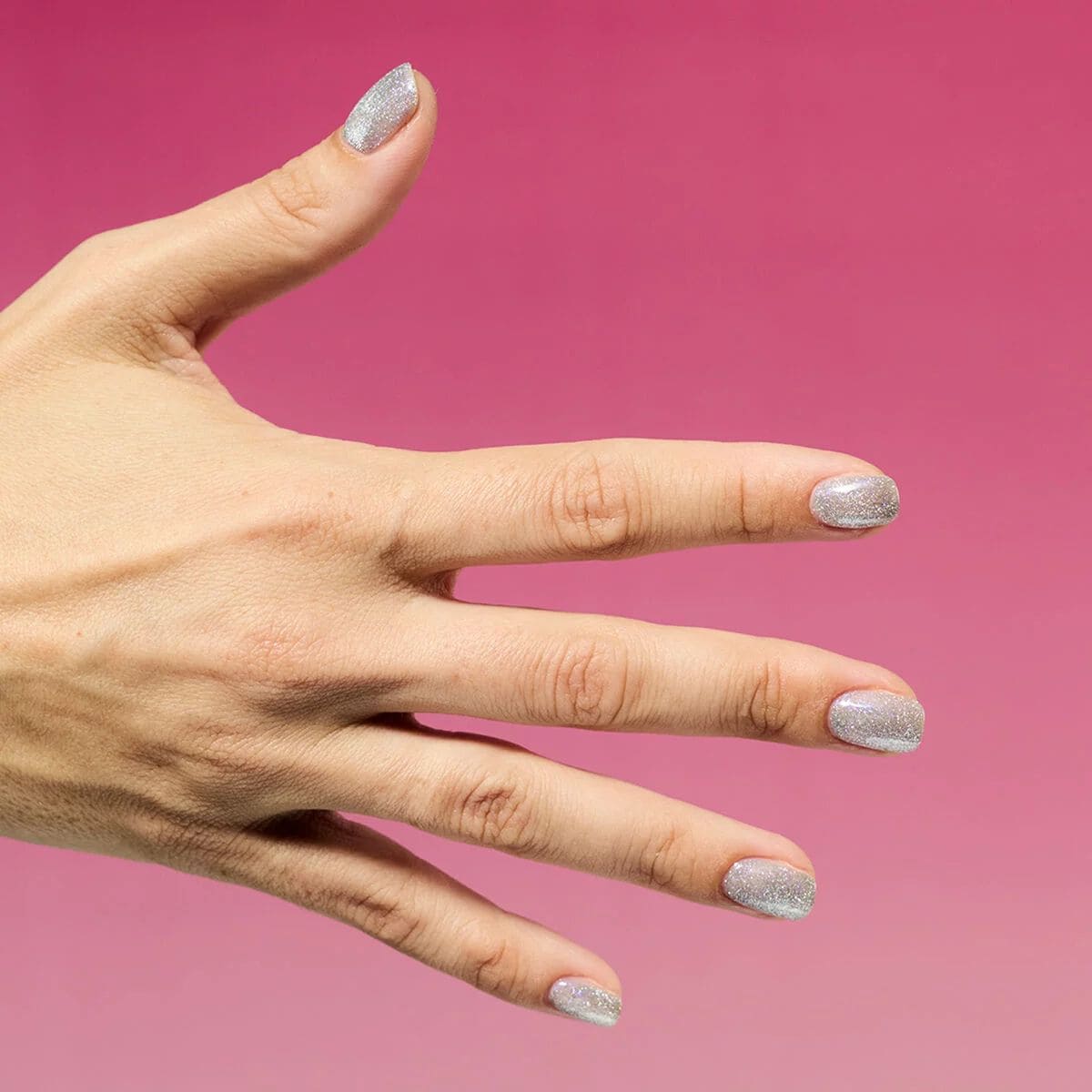 Manucure avec le Vernis semi-permanent Semilac 961 Magnetic Flash, un semi-transparent argenté avec des paillettes reflectives.