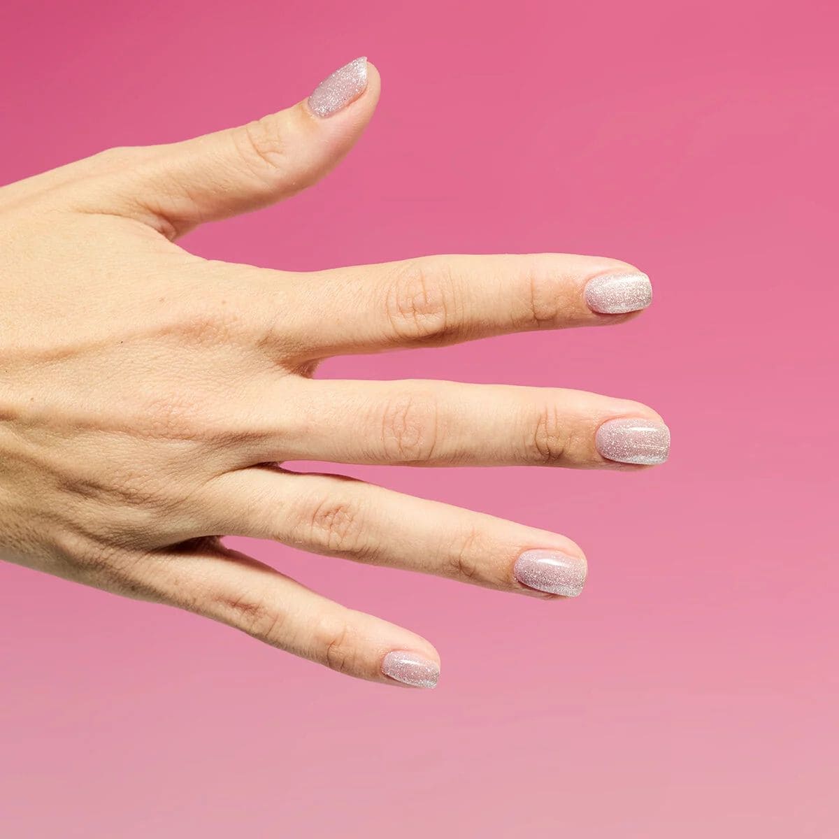 Manucure avec le Vernis semi-permanent Semilac 962 Magnetic Mocha, un rose clair, froid avec de fines particules magnétiques argentées.