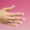 Manucure avec le Vernis semi-permanent Semilac 963 Rose Stracciatella, beige rosé très clair avec des paillettes rose-or-cuivre.