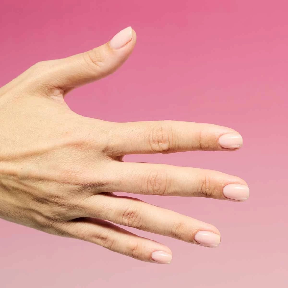 Manucure avec le Vernis semi-permanent Semilac 964 Jelly Nude, une teinte nude rosé avec un effet jelly.
