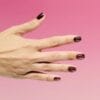 Manucure avec le Vernis semi-permanent Semilac 965 Chocolate Gloss, un brun foncé et froid, doté d'une lueur magnétique chaude