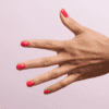 Manucure avec Vernis semi-permanent 794 Sweet Strawberryl - Semilac. Un rouge framboise opaque.