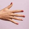 Manucure avec le Vernis semi-permanent Semilac - 795 Magnetic Raspberry, un rouge framboise avec des particules pour un effet cat-eye.