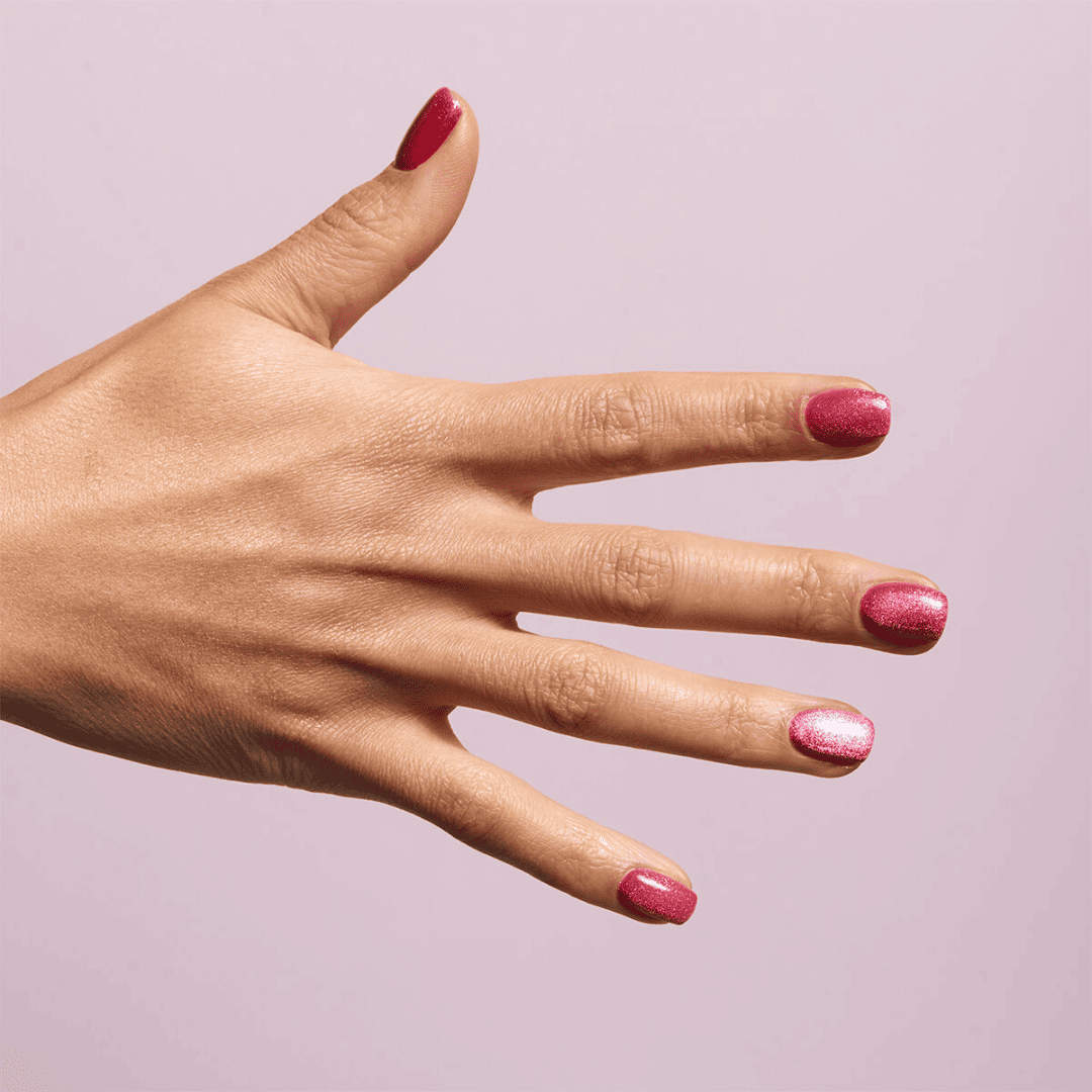 Manucure avec le Vernis semi-permanent Semilac - 795 Magnetic Raspberry, un rouge framboise avec des particules pour un effet cat-eye.