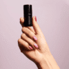 Manucure avec le Vernis semi-permanent Semilac - 795 Magnetic Raspberry, un rouge framboise avec des particules magnétiques.