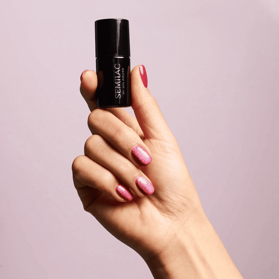 Manucure avec le Vernis semi-permanent Semilac - 795 Magnetic Raspberry, un rouge framboise avec des particules magnétiques.