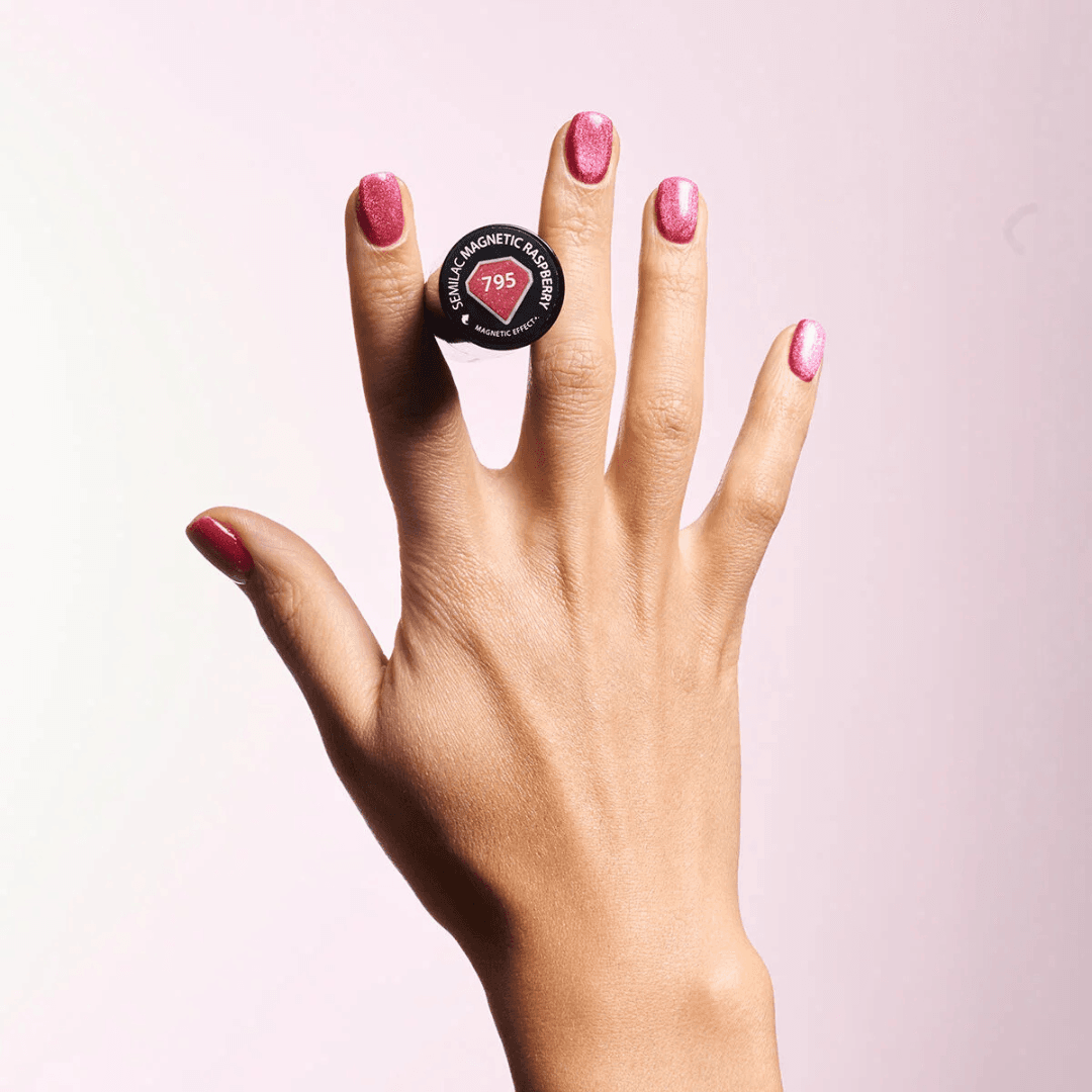 Manucure avec le Vernis semi-permanent Semilac - 795 Magnetic Raspberry, un rouge teinté de framboise avec des particules magnétiques.
