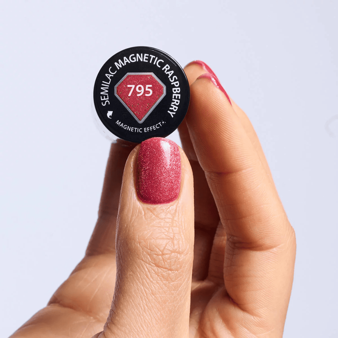 Flacon et nuancier du Vernis semi-permanent Semilac - 795 Magnetic Raspberry, un rouge teinté de framboise avec des particules magnétiques.