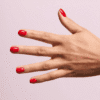 Manucure avec le Vernis semi-permanent 796 Jelly Raspberry - Semilac. Un rouge vif semi-transparent.