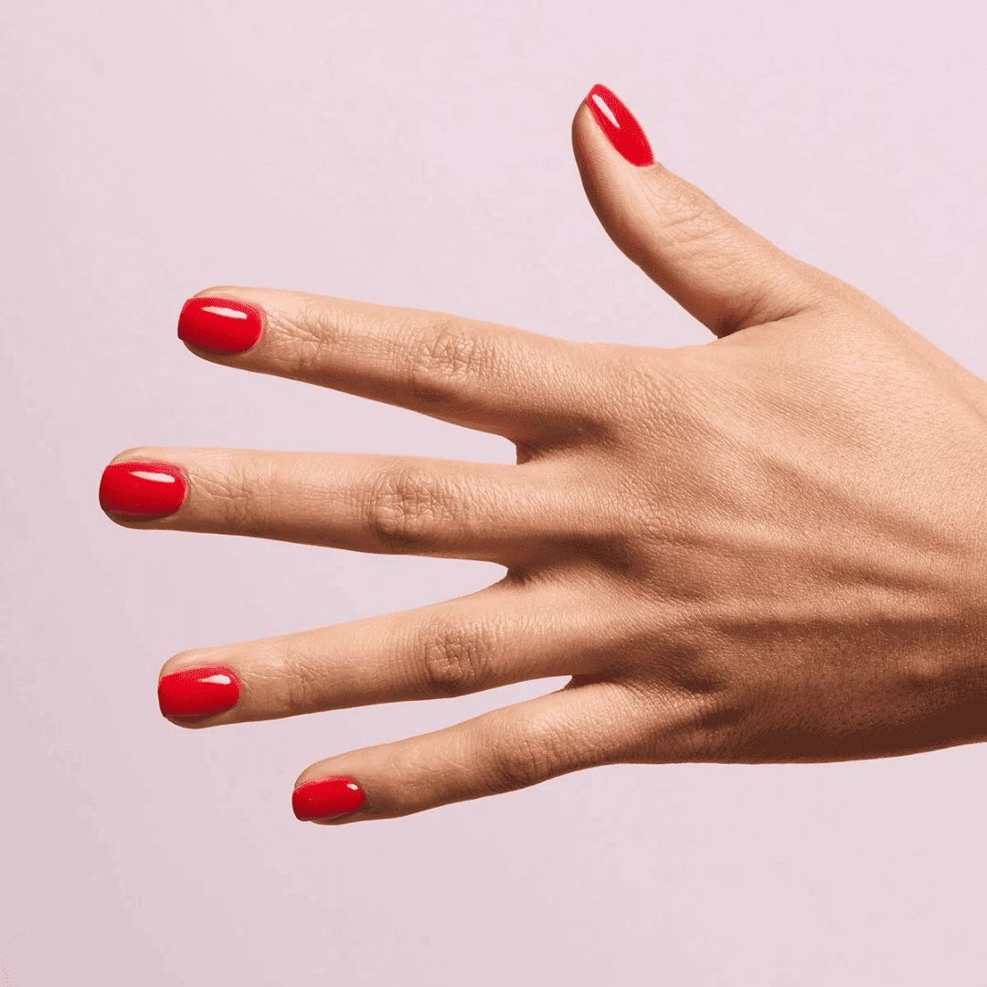 Manucure avec le Vernis semi-permanent 796 Jelly Raspberry - Semilac. Un rouge vif semi-transparent.