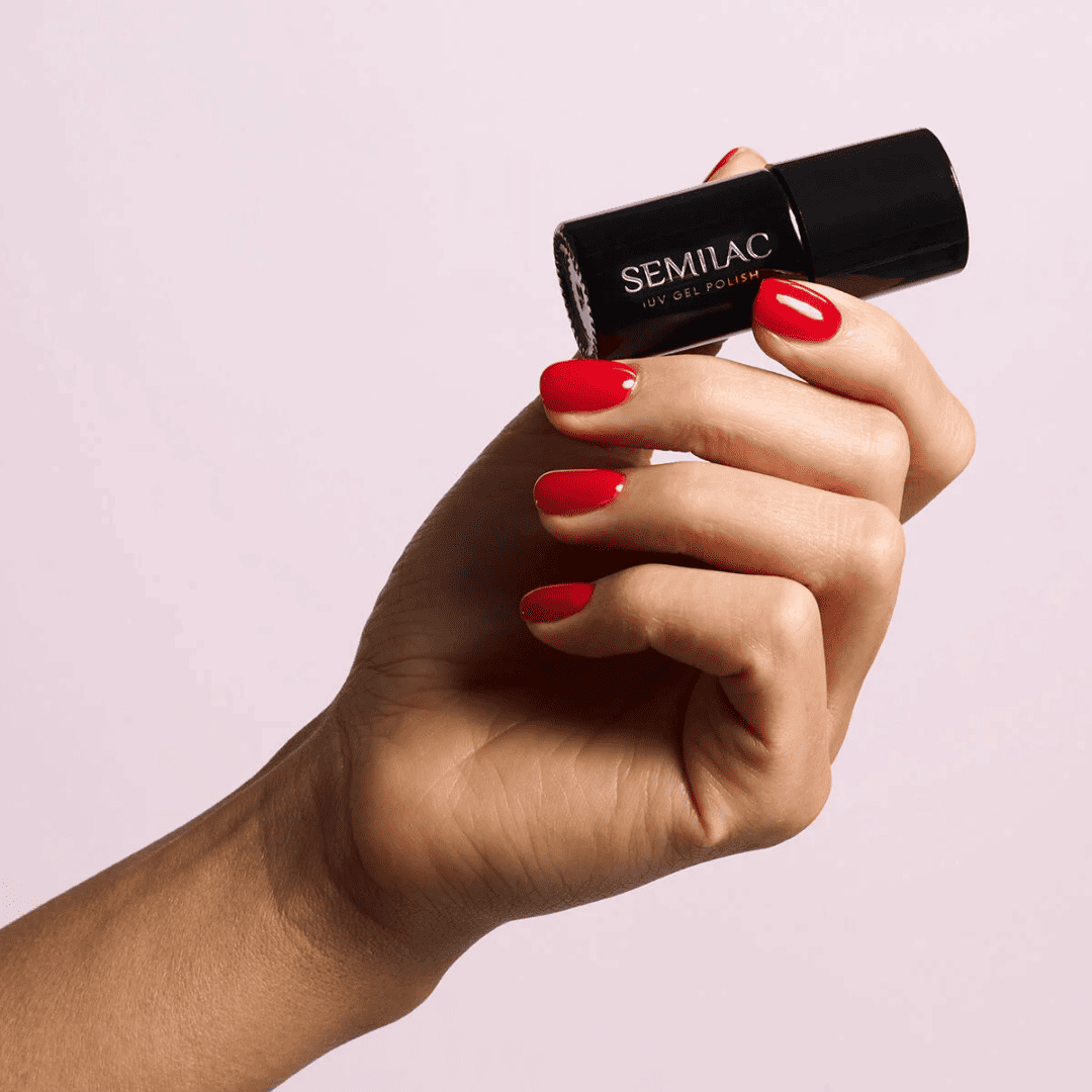 Manucure avec le Vernis semi-permanent 796 Jelly Raspberry - Semilac. Un rouge avec une note de framboise semi-transparent.