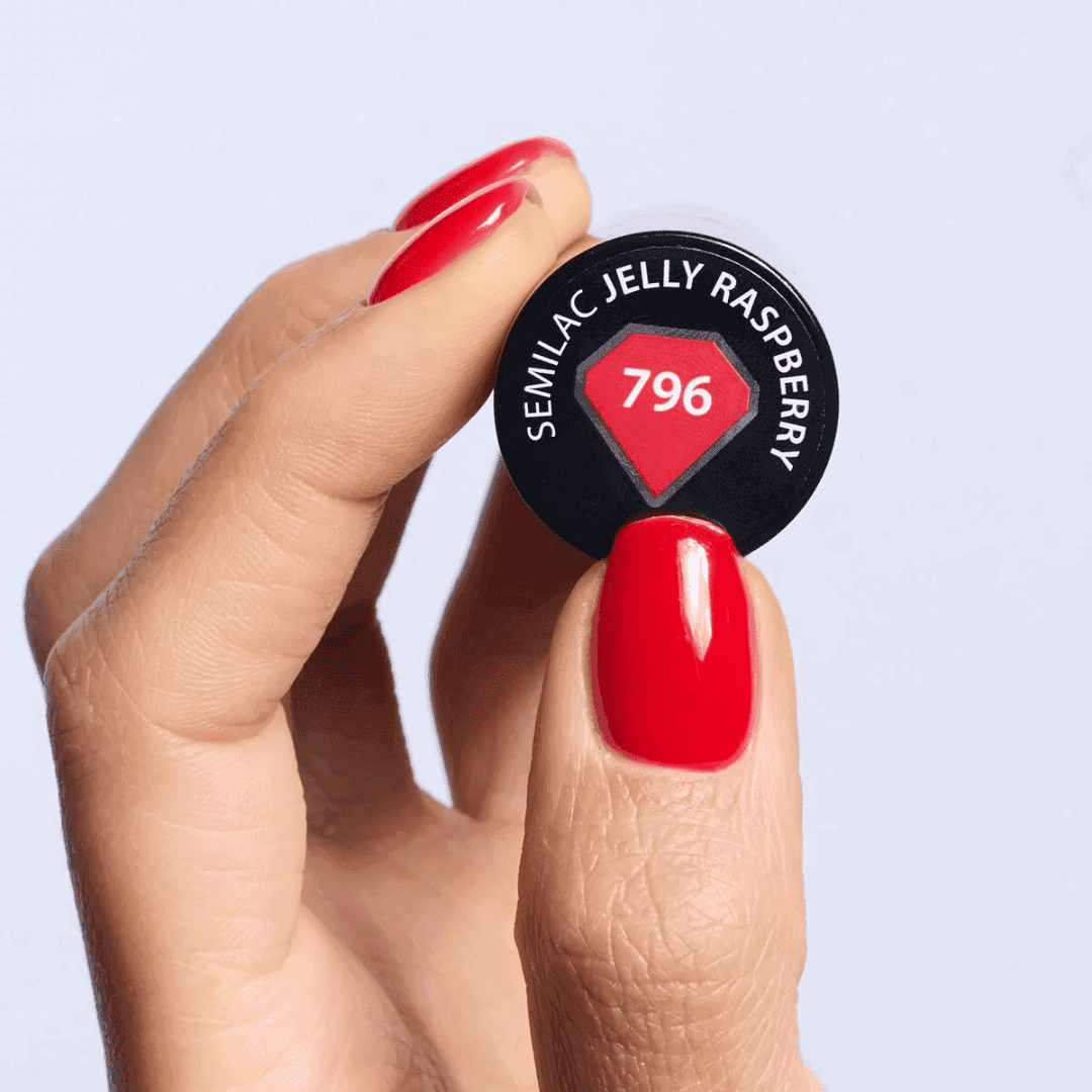 Flacon et nuancier du Vernis semi-permanent 796 Jelly Raspberry - Semilac. Un rouge avec une note de framboise semi-transparent.